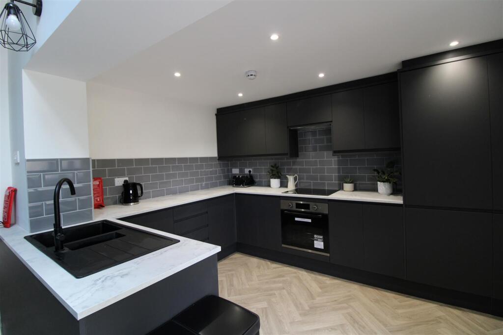 Kitchen 4.jpg