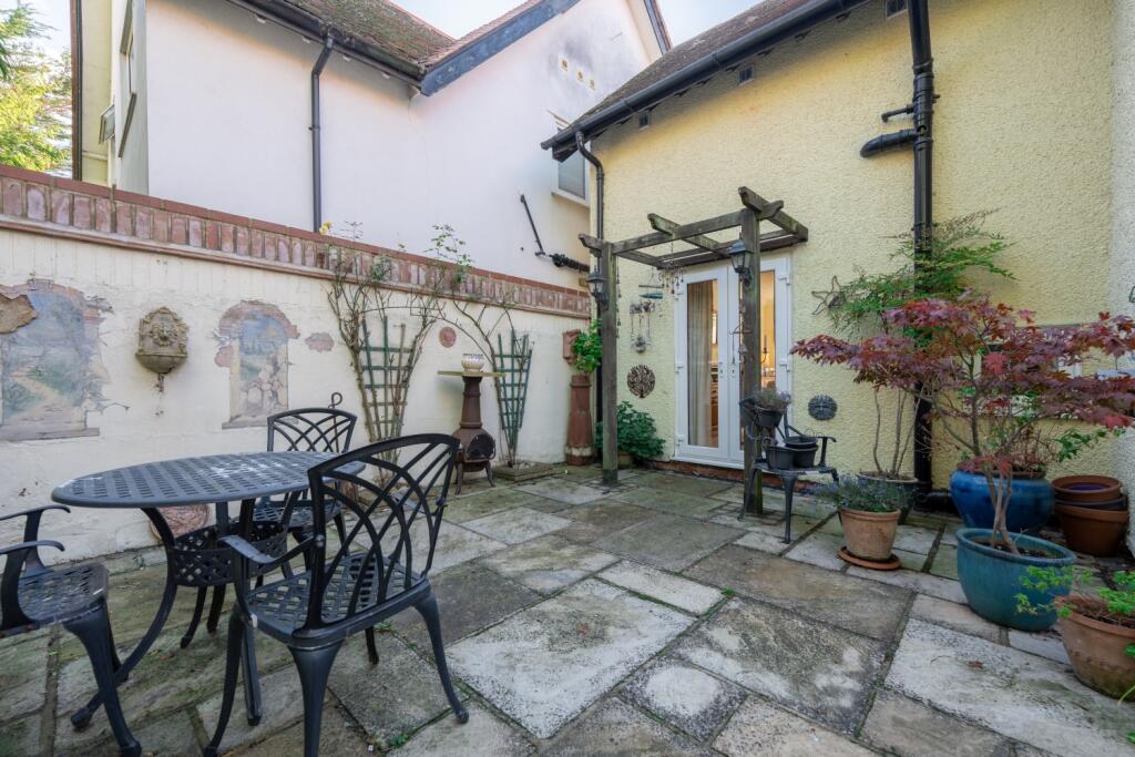 20241003153258 - 74A02582-HDR - 4 Garrison Lane, F