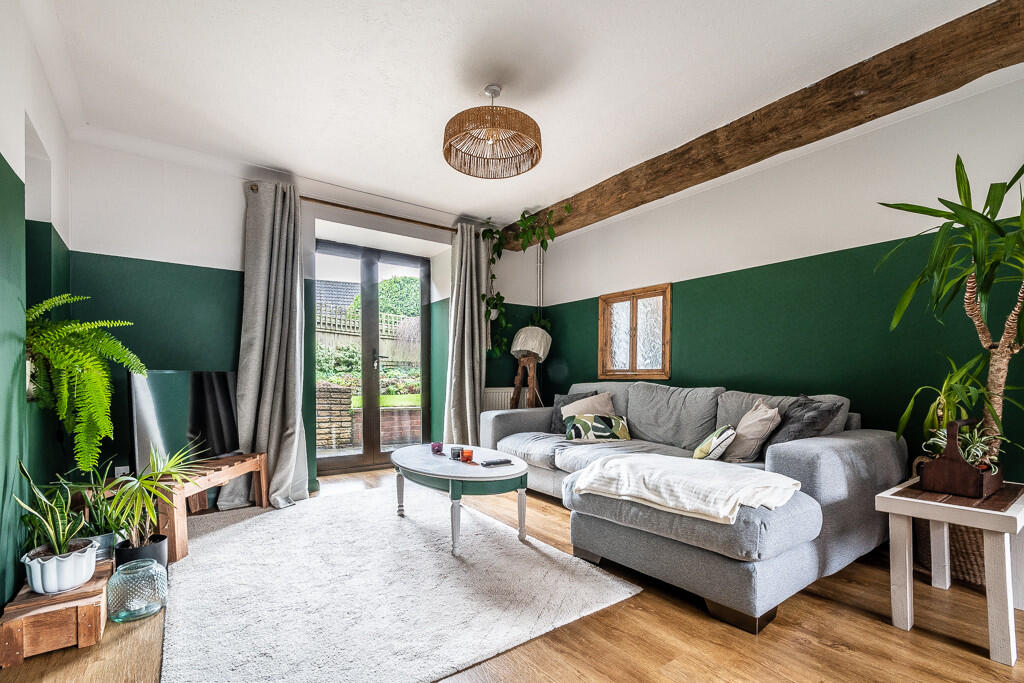 6 Woodcote Court ...