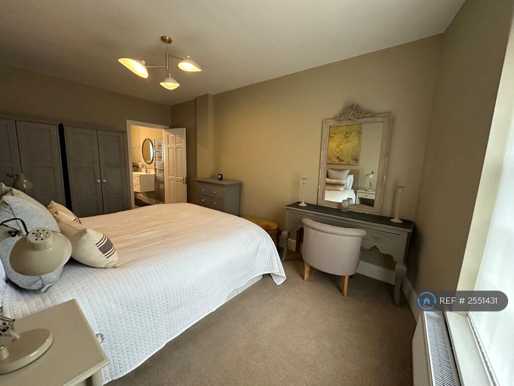 London Cottage Bed 1