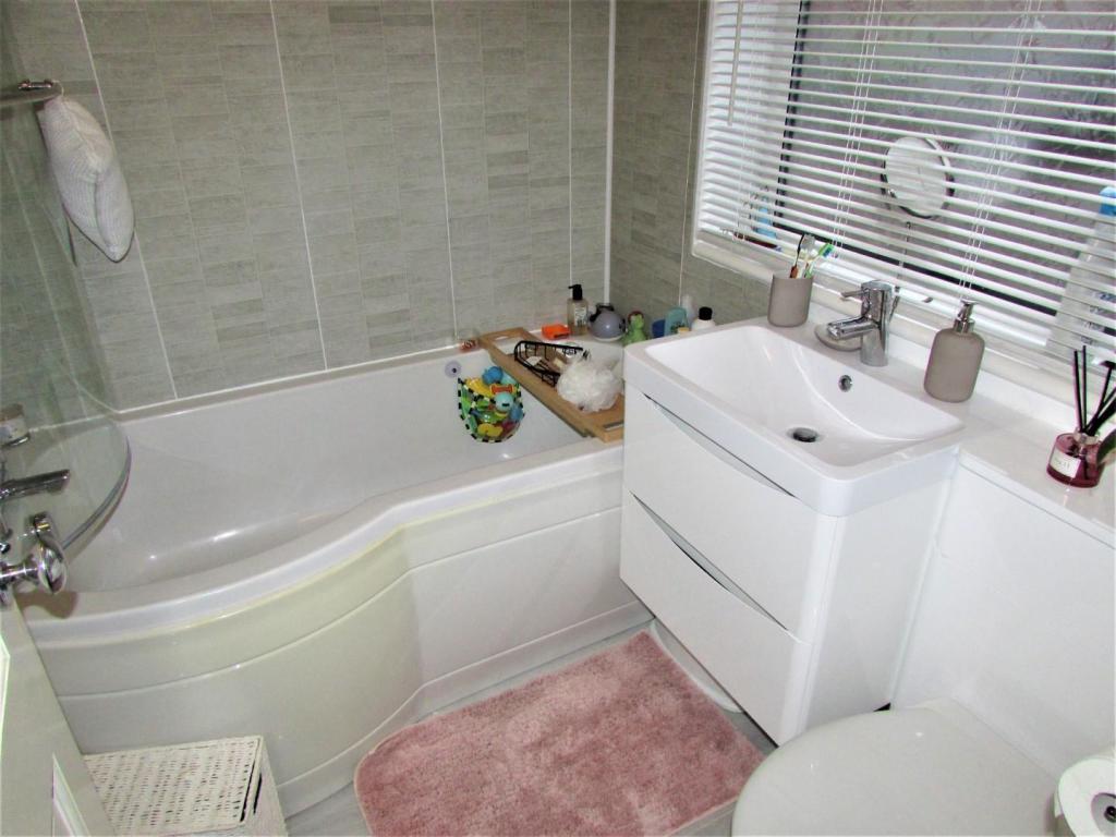 RothwellSt17bath.JPG