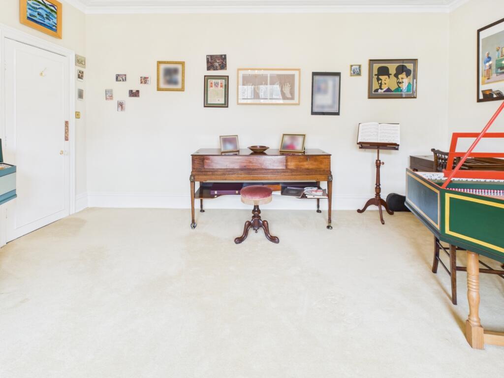 CAM04233G0-PR0042-STILL020