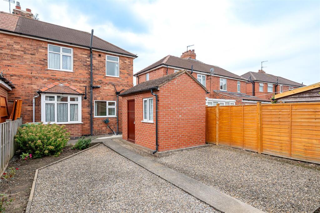 5 Thirlmere Dr-14.jpg