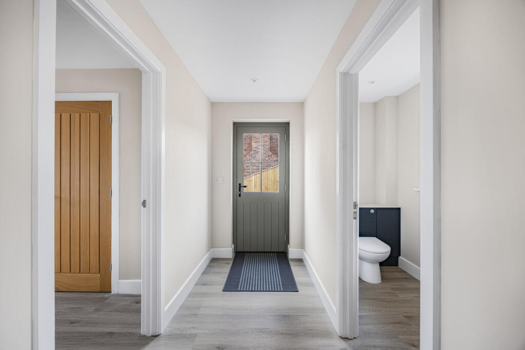 SIDE HALLWAY