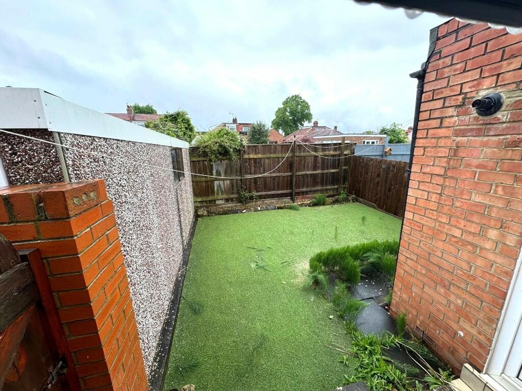 ENCLOSED REAR GARDEN