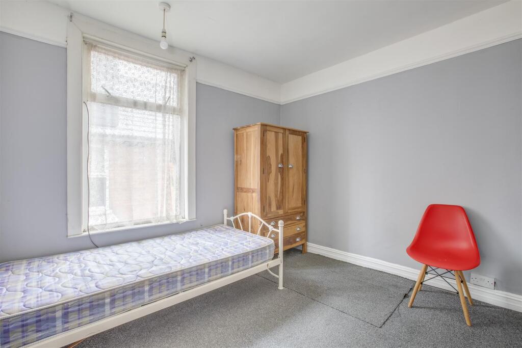 133 Desborough Avenue, HP11 2SG-2.jpg