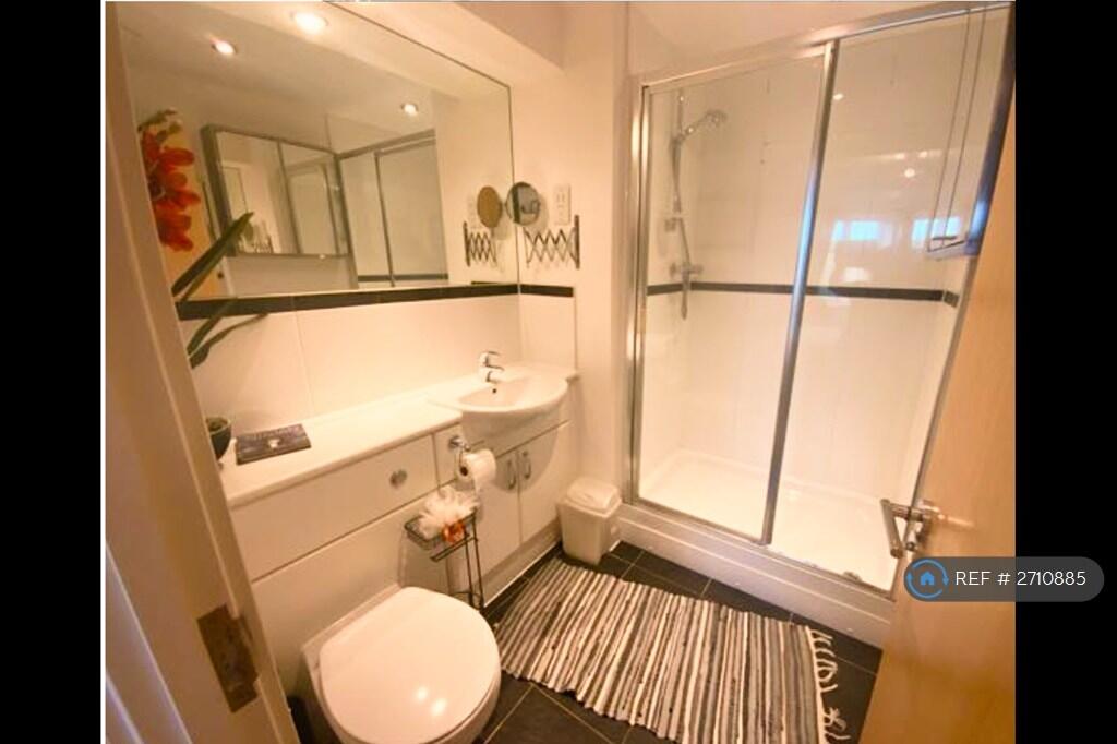 Ensuite Bathroom (Bed 1)