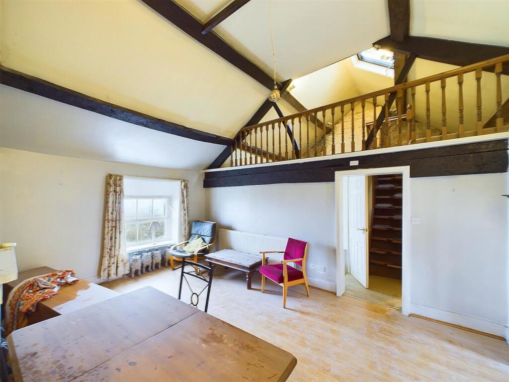 10 - TOP FLOOR 2 BED FLAT.jpg