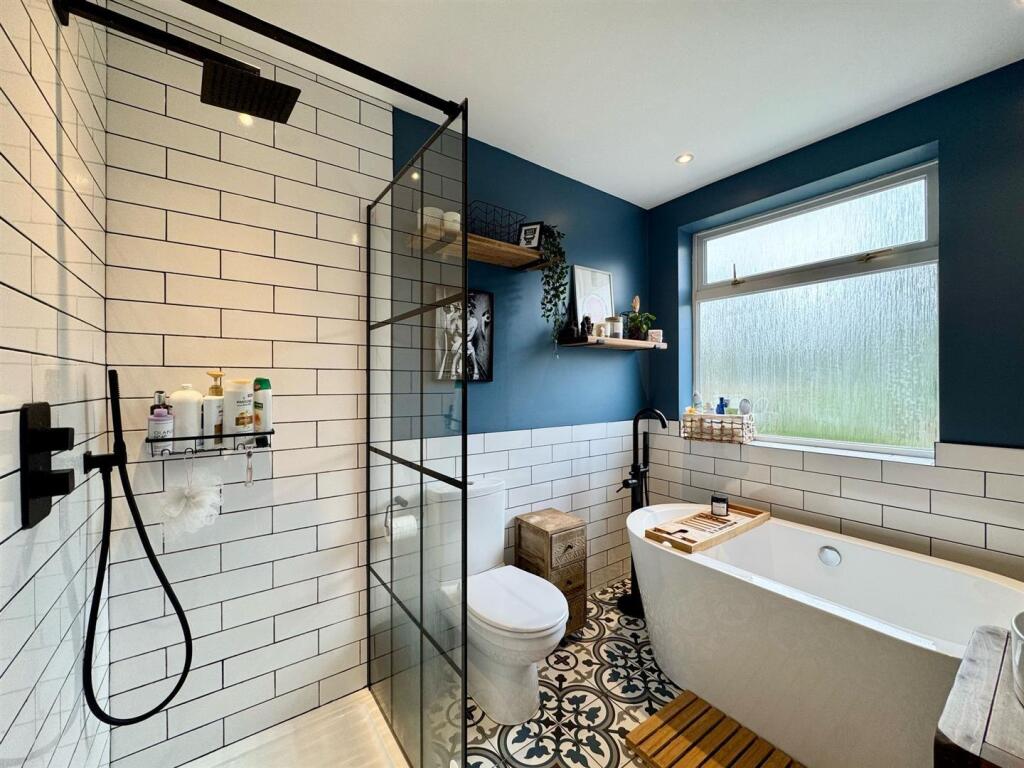 Family bathroom (1).jpg