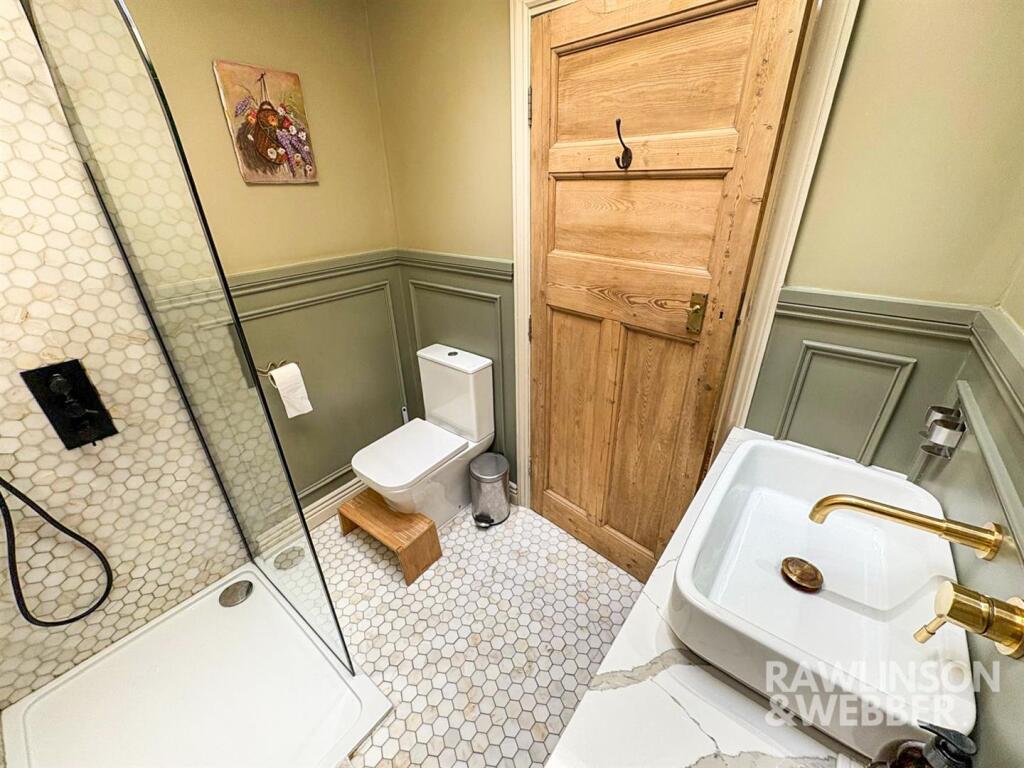 Bathroom 1.jpg