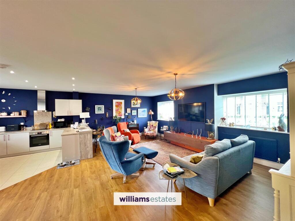 Lounge/Dining/Kitchen