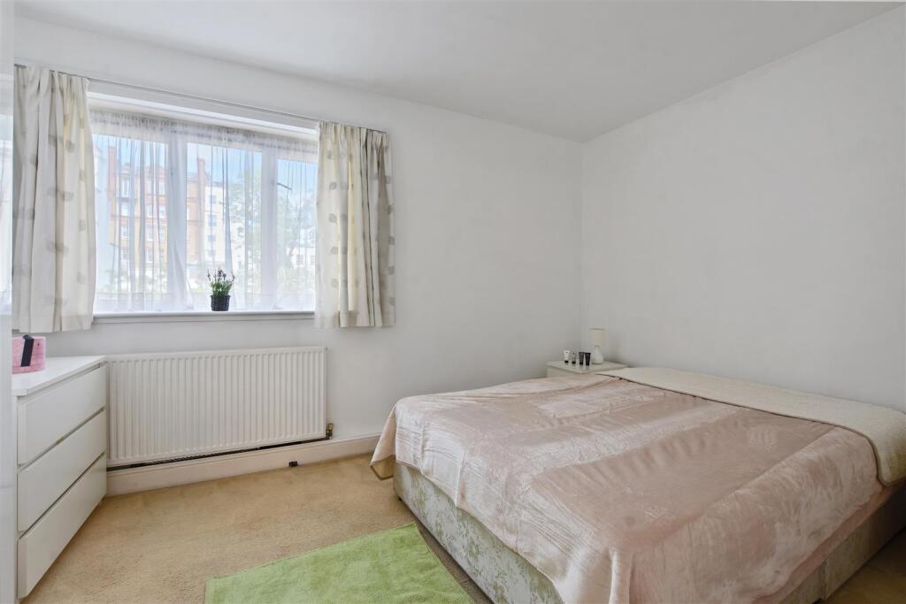 03-6c05GCWT - 37 Sheffield Terrace - Bedroom  3-Or