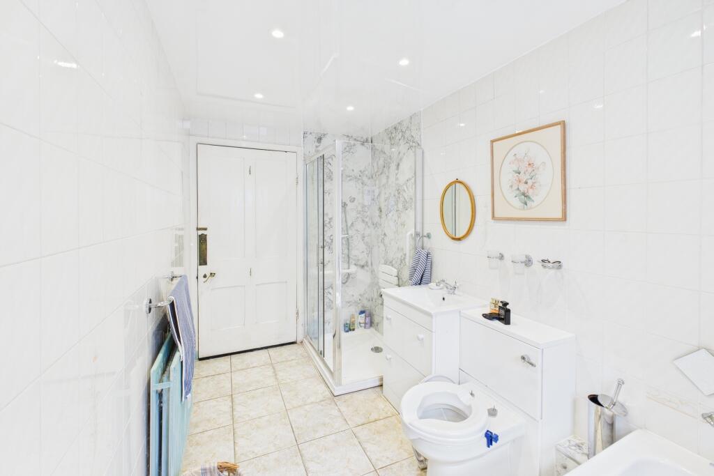 CAM04201G0-PR0068-STILL016