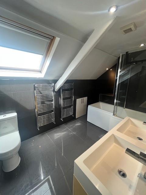 en suite top floor.jpg
