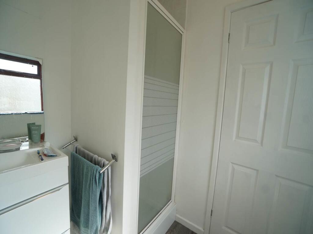 9CraigYDon_Bathroom1.1.JPG