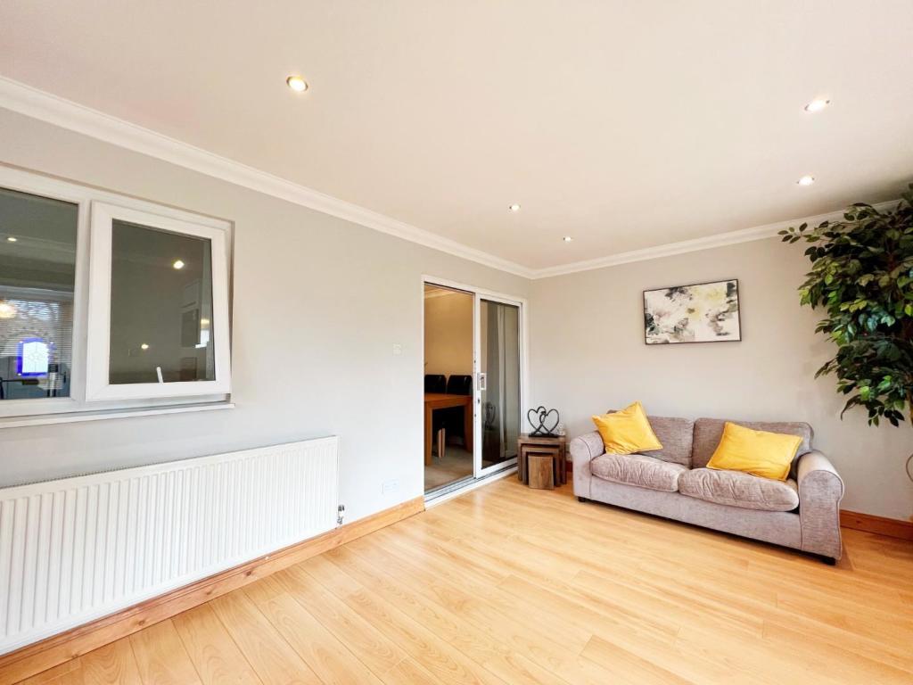 Family Room pic 4.jpg