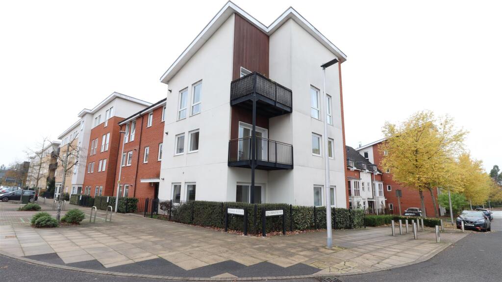 Whale Avenue, Reading