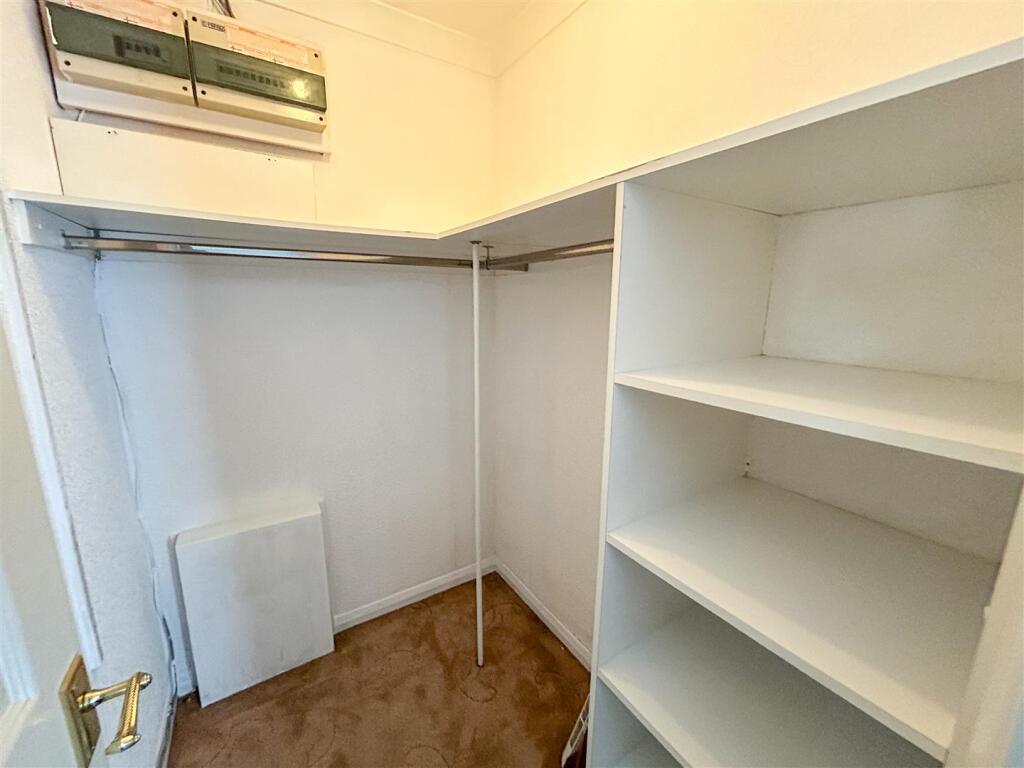 WALK IN WARDROBE