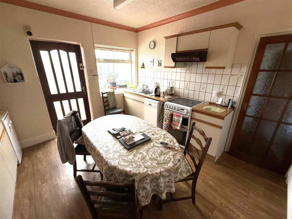 kitchen a.jpg