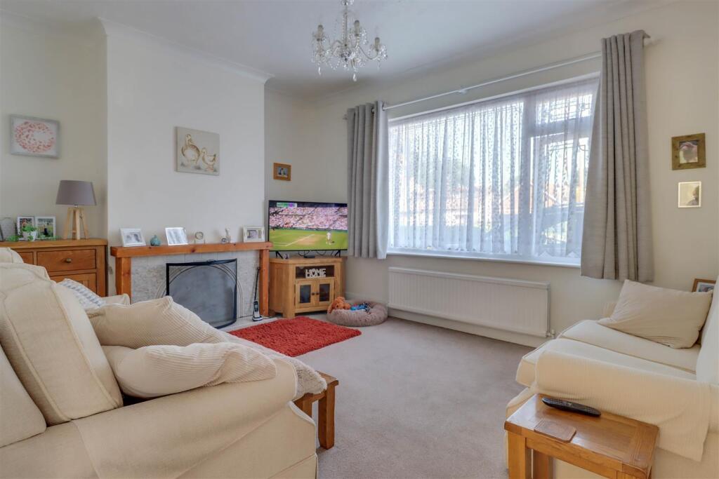 111 RUNWELL ROAD INSIDE-11.jpg