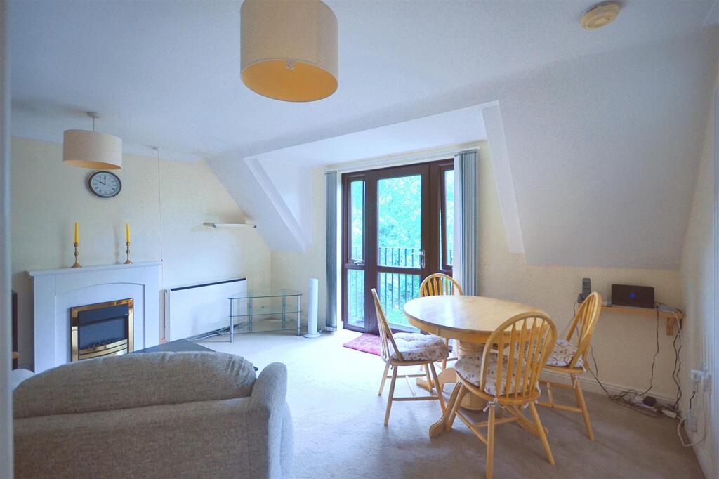 Sitting Room/Dining Area