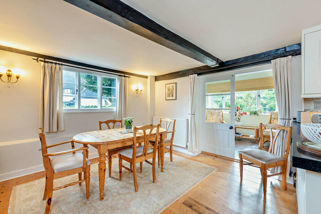 8619757-interior1...