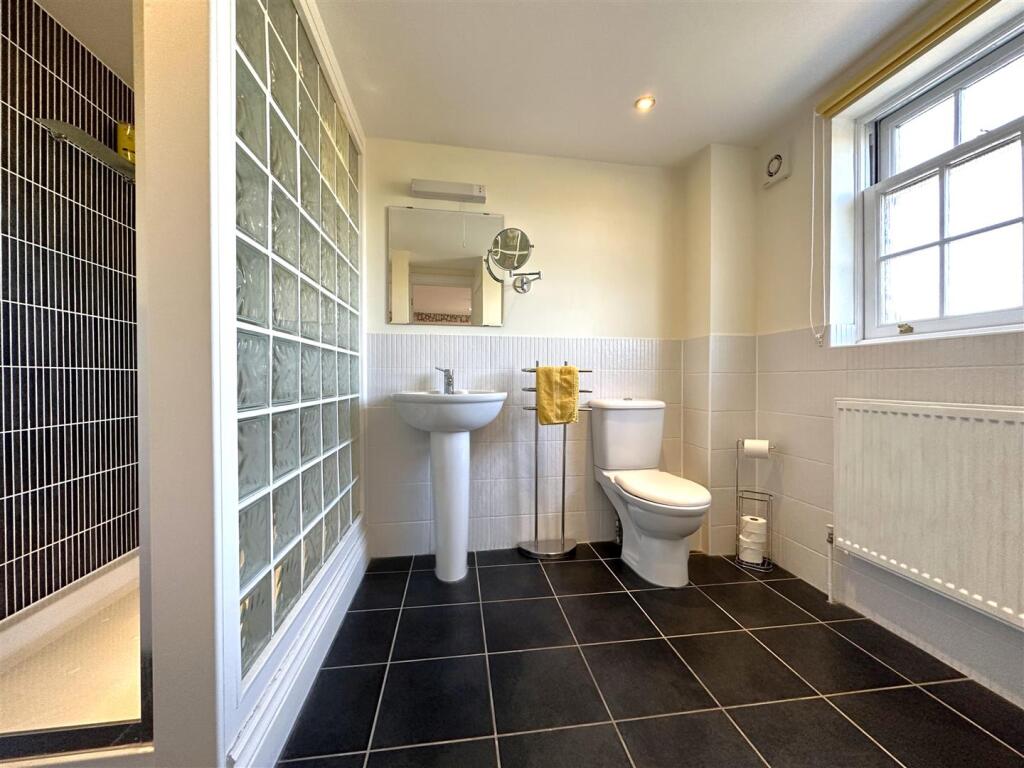 Master En-Suite Shower Room 923