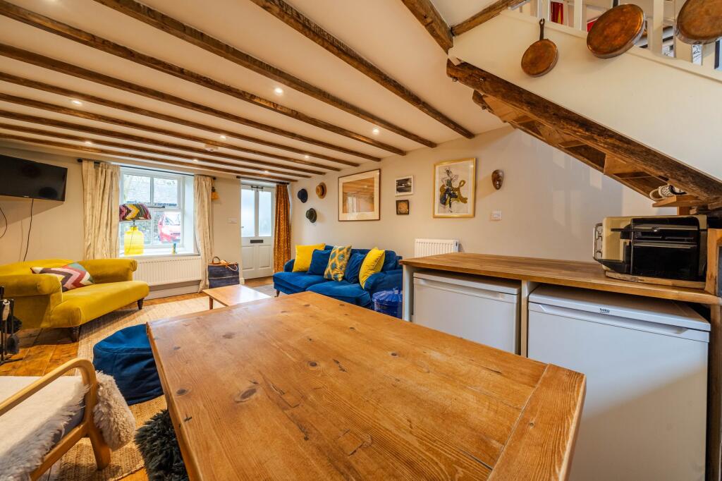 OPEN PLAN LIVING AREA