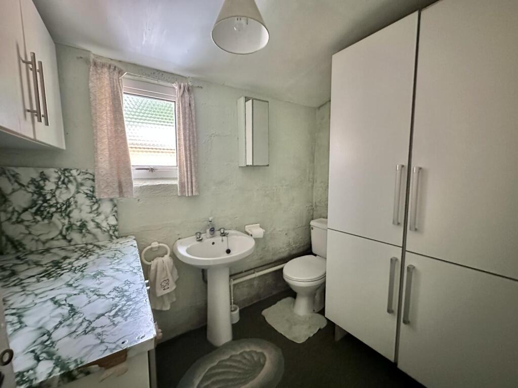 Cloakroom/wc