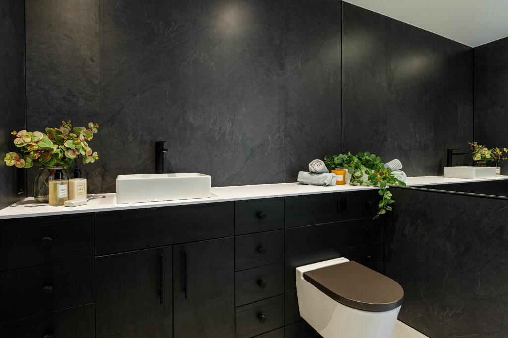 Horizons, Marine Parade, Paignton, Family Bathroom
