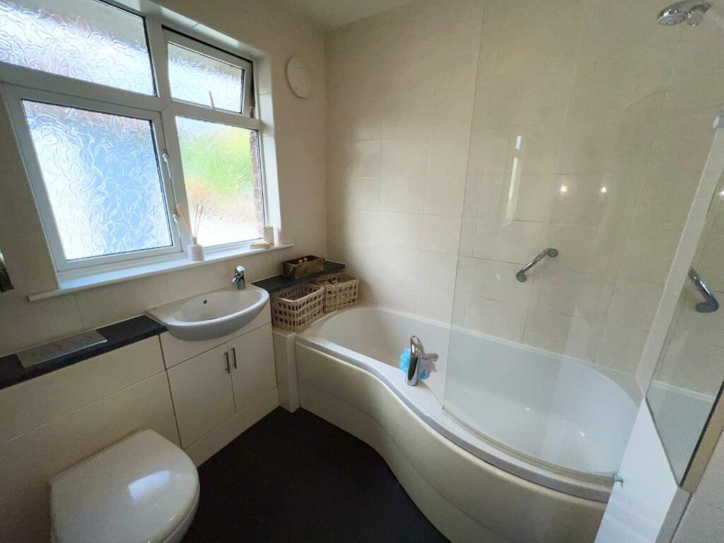 family bathroom.jpeg