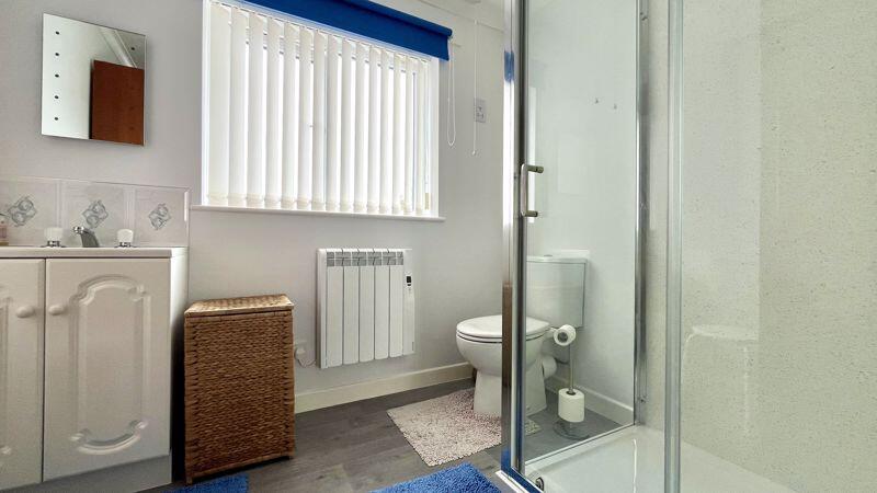 En Suite to Bedroom 1