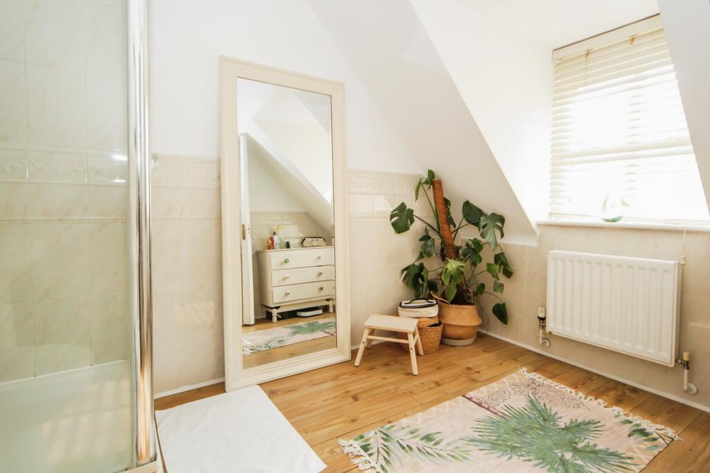 En-suite to Guest bedroom