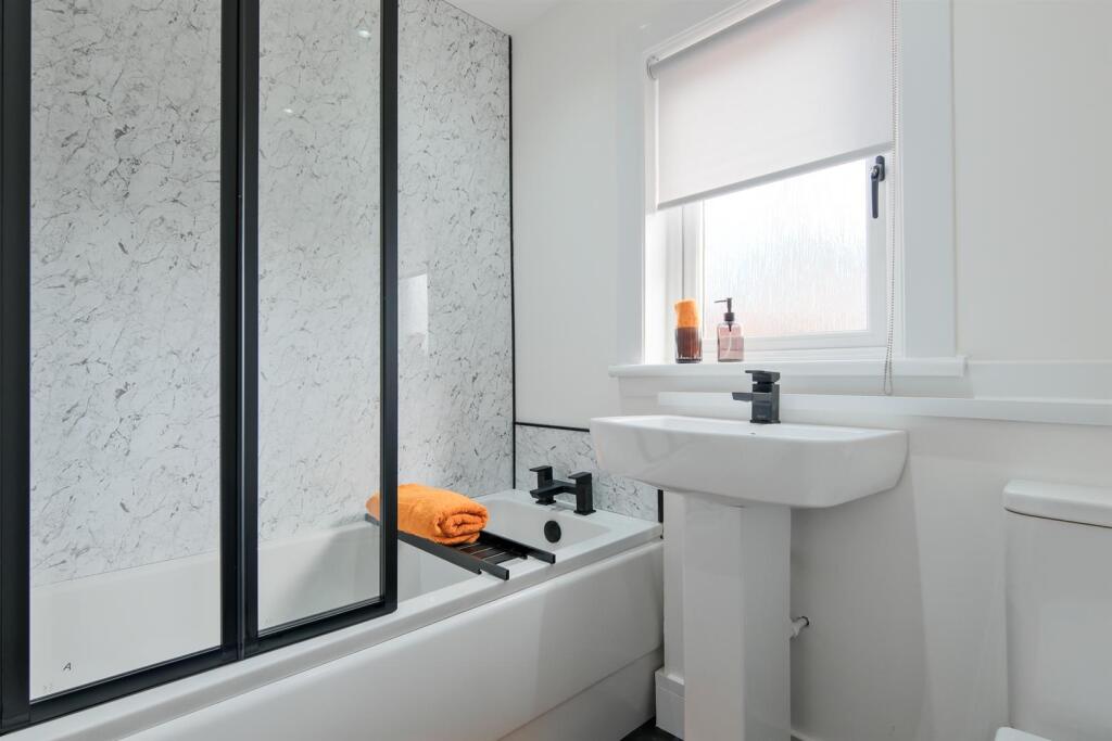 015-1 Innellin Crescent, Shotts ML4 4DB.jpg