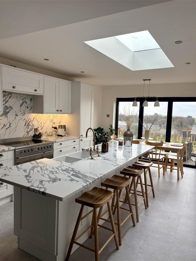 Kitchen 2.jpeg