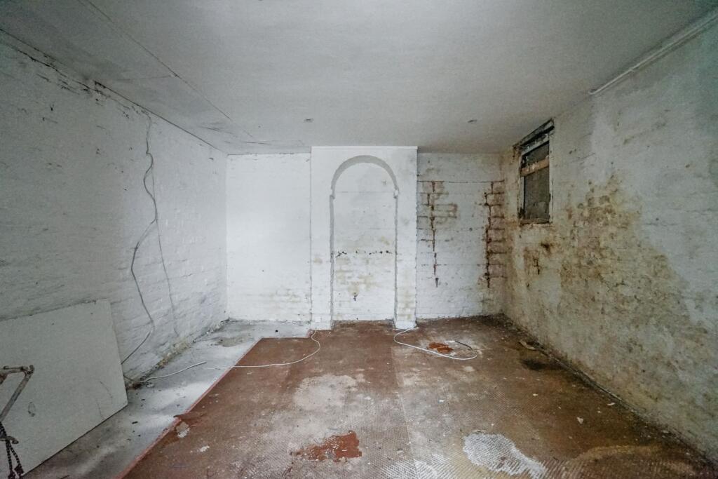 2 East Street, Chatham, Kent, ME4 5NJ