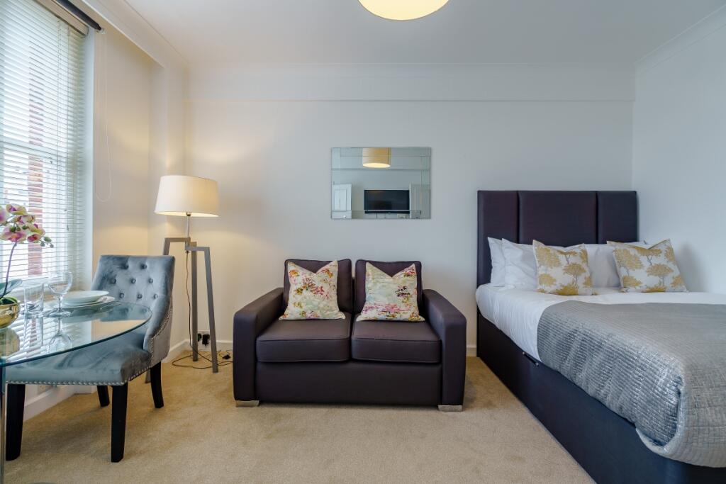 8456881-interior03
