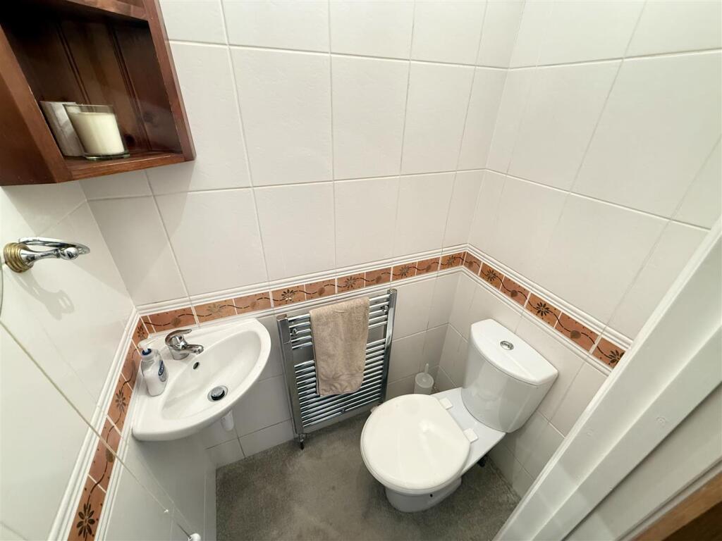 ENSUITE CLOAK ROOM