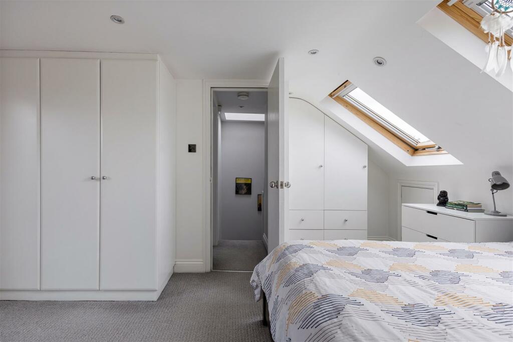 92 Cavendish Drive, E11