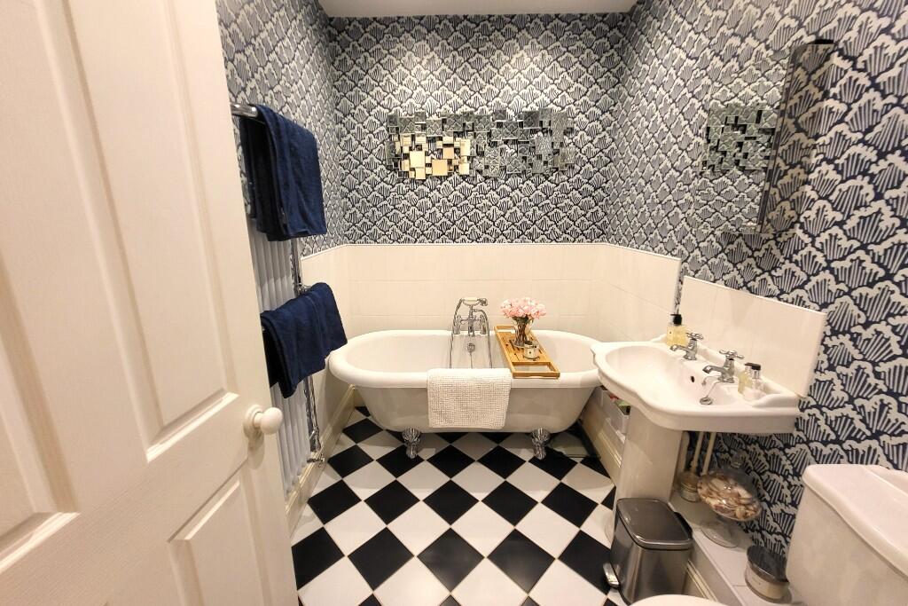 Main Bathroom 