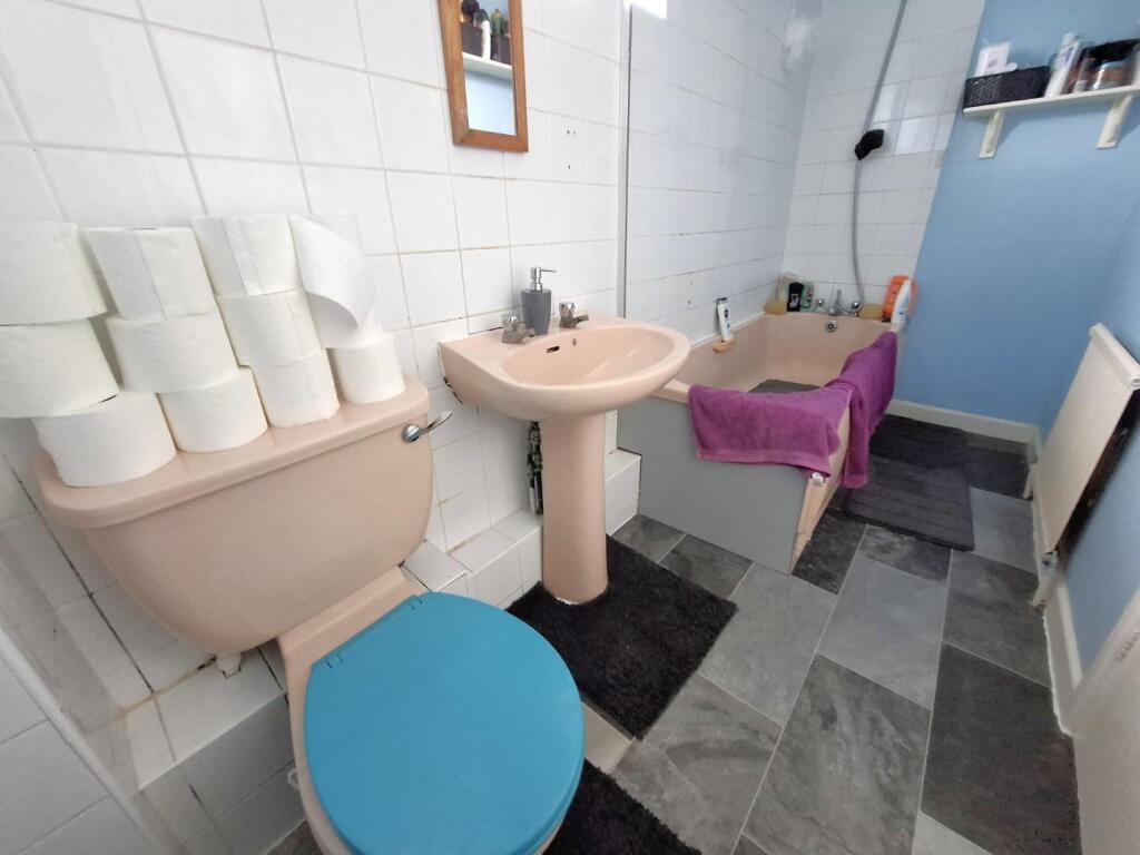 10 - bathroom.jpg