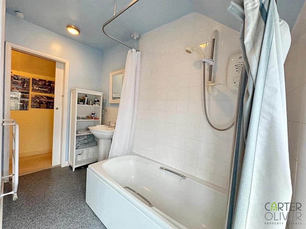 Bathroom (1st Floor)