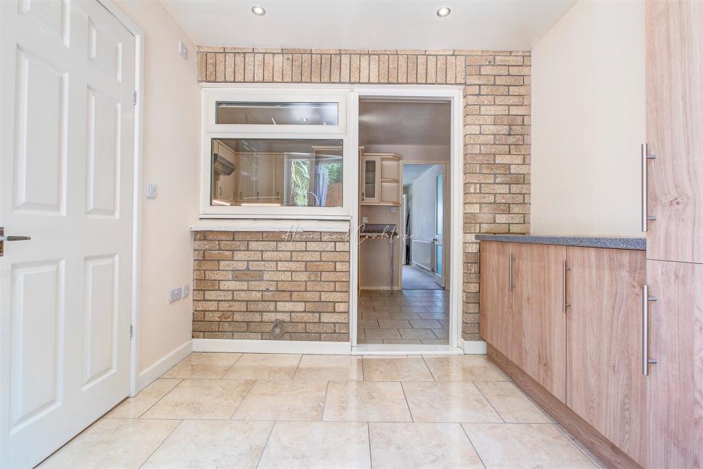 Camelot Way, Thornhill, HernCrabtree_ (7).jpg