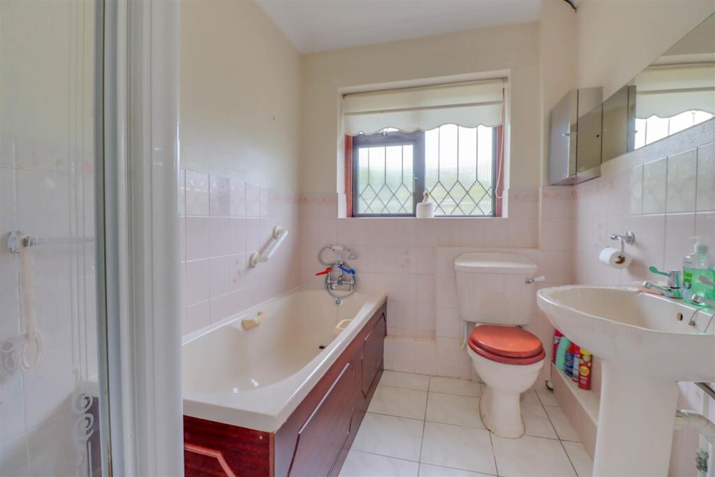 16 LONGFIELD CLOSE INSIDE.jpg