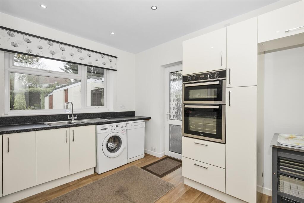 Kitchen 2.jpg