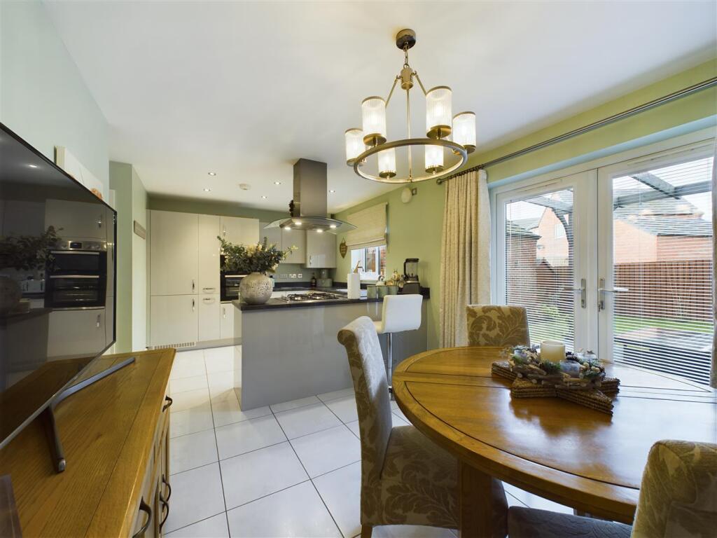 KITCHEN/ DINING ROOM