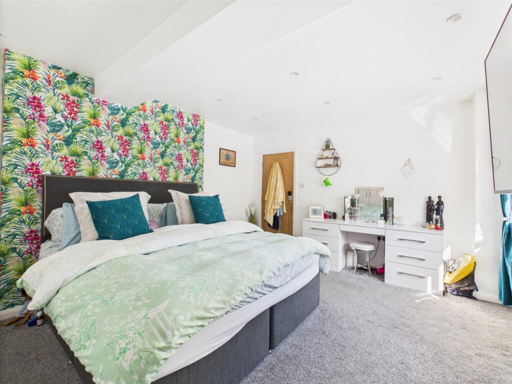 CAM03729G0-PR0042-STILL016