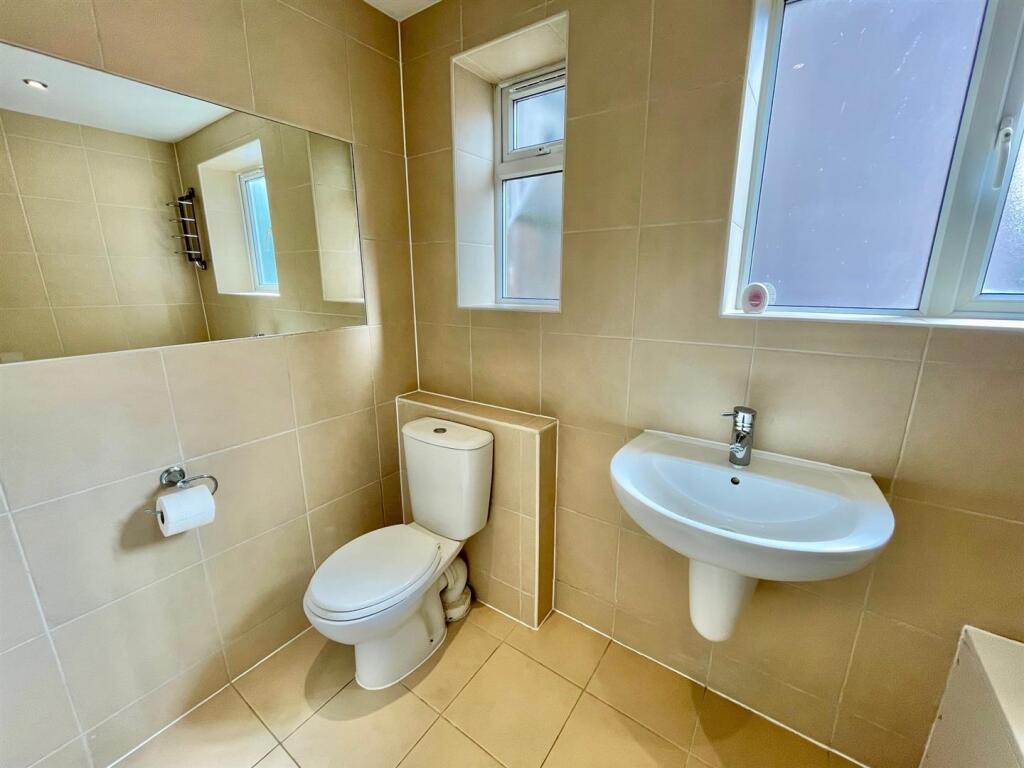 77 Church Rd Bathroom.jpg