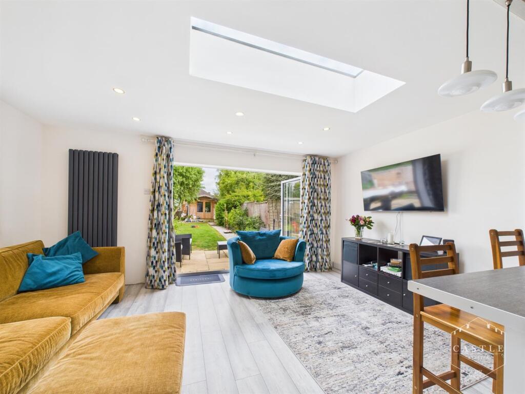OPEN PLAN LIVING KITCHEN - Lounge Area