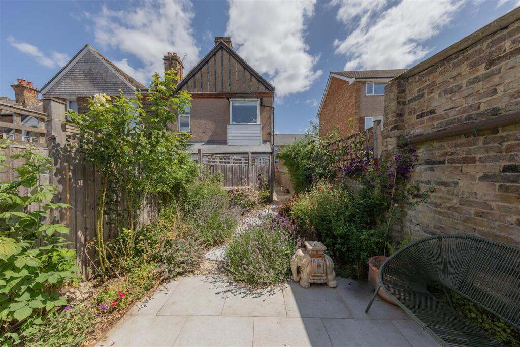 Spratt Hall Road E11